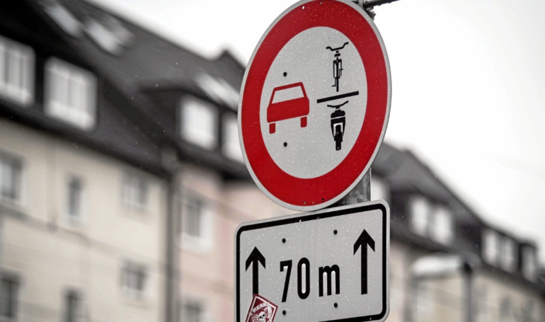 welche fahrzeuge dürfen sie bei diesem verkehrszeichen überholen