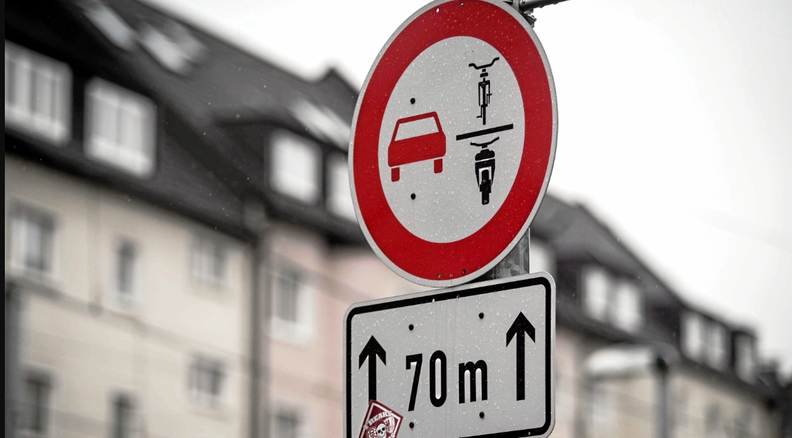 Welche Fahrzeuge dürfen Sie bei diesem Verkehrszeichen überholen? – Die wichtigsten Regeln einfach erklärt